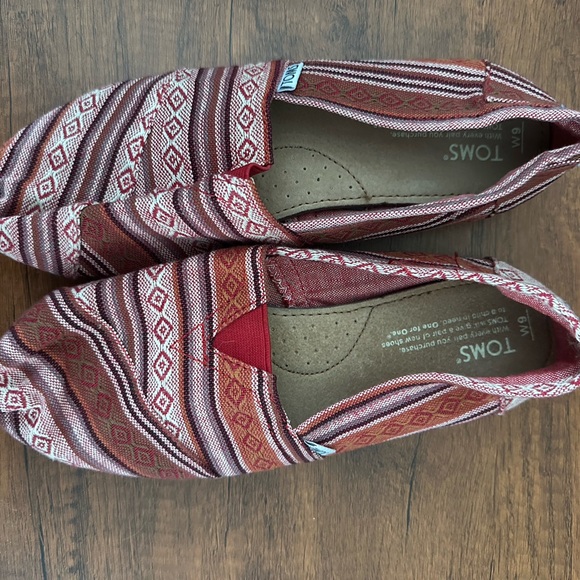 TOMS Women's Burgundy and White Patterned Flats - Picture 1 of 3